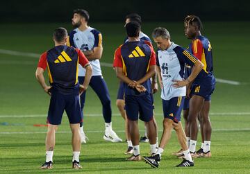 Luis Enrique muy pensativo durante todo el entrenamiento de hoy. 