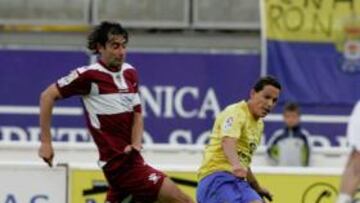 <b>AMURALLADO. </b>Gregory Beranger intenta un pase frente al entramado defensivo que planteó ayer el Cádiz en el Gran Canaria.