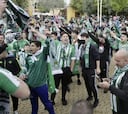 La afición del Betis llena de verdiblanco el centro de Sevilla