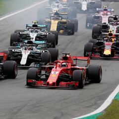 Toque entre Vettel y Hamilton y el alemán debe remontar