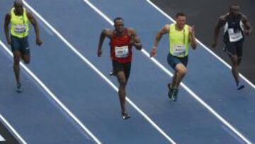 Bolt se atranca en la salida y gana con 10.12 los 100 de Río