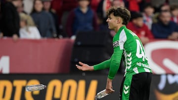 Parada del partido por lanzamiento de objetos.