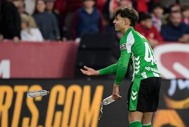 Parada del partido por lanzamiento de objetos.