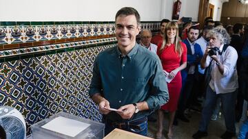 El presidente del Gobierno de España y candidato a la reelección por el PSOE, Pedro Sánchez, ejerce su derecho a voto para las elecciones generales en el Colegio de Nuestra Señora del Buen Consejo, a 23 de julio de 2023, en Madrid (España). Los españoles están llamados hoy, 23 de julio de 2023, para elegir a sus representantes para los próximos cuatro años. Están en juego 350 escaños en el Congreso y 208 en el Senado (ya que 57 de los 265 senadores lo son por designación autonómica), que tendrán que elegir al próximo Gobierno.
Carlos Luján / Europa Press
23/07/2023