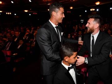 Nominees for the Best FIFA football player, Barcelona and Argentina forward Lionel Messi (R) and Real Madrid and Portugal forward Cristiano Ronaldo (L) chat before thaking their seats for The Best FIFA Football Awards ceremony, on October 23, 2017 in London. / AFP PHOTO / Ben STANSALL