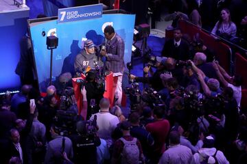 El jugador de los New England Patriots Rob Gronkowski atiende a los medios durante la Opening Night de la Super Bowl en el State Farm Arena.  