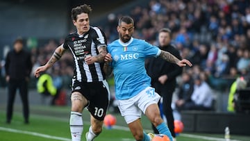 Soccer Football - Serie A - Udinese v Napoli - Bluenergy Stadium, Udine, Italy - December 14, 2025 Udinese's Nicolo Zaniolo in action with Napoli's Leonardo Spinazzola REUTERS/Jennifer Lorenzini