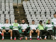 Los jugadores del Córdoba descansan tras una sesión de trabajo