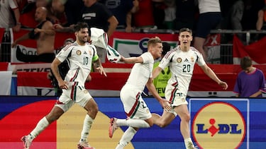 Csoboth celebra con sus compañeros Szoboszlai y Sallai el gol de la victoria ante Escoica.