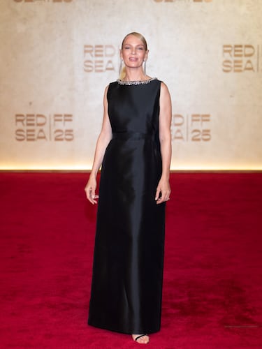 Uma Thurman posa en la alfombra roja del Red Sea International Film Festival (RSIFF) celebrado en Yeda.