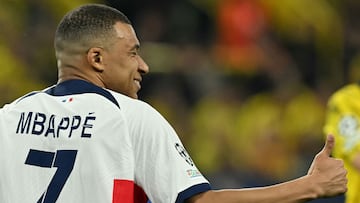 Paris Saint-Germain's French forward #07 Kylian Mbappe gives the thumbs up sign during the UEFA Champions League semi-final first leg football match between Borussia Dortmund and Paris Saint-Germain (PSG) on May 1, 2024 in Dortmund. (Photo by INA FASSBENDER / AFP)