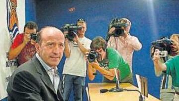 <b>ADIÓS. </b>Miguel Ángel Lotina se despidió ayer de la Real como paso previo a firmar por el Deportivo