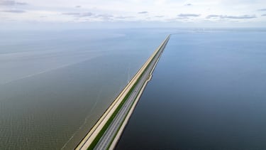 Recientemente se instaló un proyecto de diseño llamado Gates of Light. Las estructuras de las esclusas han sido recubiertas con una capa retrorreflectante que se ilumina con las luces de los coches, creando una experiencia visual futurista sin gastar energía eléctrica.