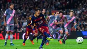 Neymar lanza y anota el primer penalti de la noche.