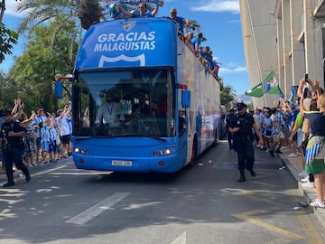 El autobús del ascenso saliendo de La Rosaleda.