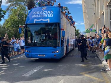 La afici¨®n del M¨¢laga pide a Roberto que se quede