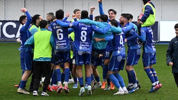 OURENSE, 05/01/2025.- Los jugadores del Ourense celebran su victoria ante el Real Valladolid al final del partido de Copa del Rey disputado este domingo en el estadio de O Couto. EFE/Brais Lorenzo
