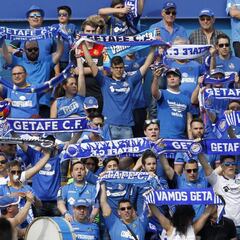 Día de las peñas y ambiente festivo ante el Nástic