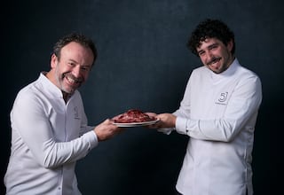 Una experiencia efímera de los chefs Nacho y Chus Manzano aterriza en Madrid con cuatro creaciones vinculadas al jamón