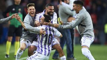 BILBAO, SPAIN - DECEMBER 22: Oscar Plano of Real Valladolid CF celebrates after scoring the equalizer during the La Liga match between Athletic Club and Real Valladolid CF at San Mames Stadium on December 22, 2018 in Bilbao, Spain. (Photo by Juan Manuel S