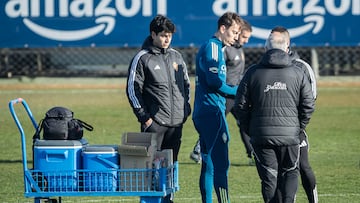 Paulino conversa con el médico durante el entrenamiento de ayer del Real Zaragoza.