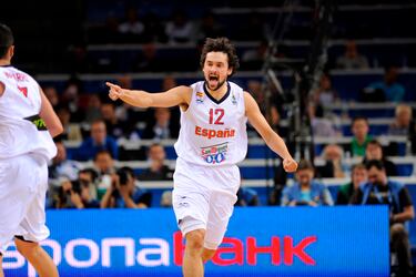 En el Eurobasket 2011, Llull ya era un fijo en la Selección (también había estado en el Mundial de Turquía el año anterior). España revalidó el título logrado dos años antes en Kaunas (Lituania) con 2,8 tantos y 2 asistencias del base-escolta menorquín.