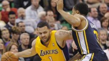 Jordan Farmar intenta marcharse de Trey Burk.