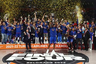 El Anadolu Efes logró en Belgrado su segunda Euroliga de su historia, la segunda seguida, al ganar el Real Madrid en la final (57-58) con un gran Vasilije Micic (MVP de la Final Four) y un enorme Tibor Pleiss. 