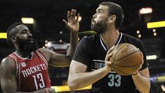 James Harden trata de frenar a Marc Gasol.