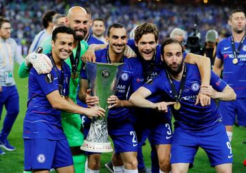 El Chelsea campeón de la Europa League. Pedro, Davide Zappacosta, Marcos Alonso y Gonzálo Higuain.