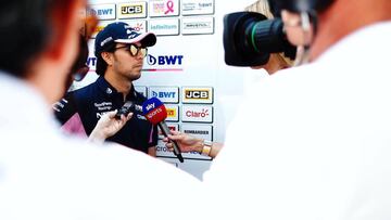 Sergio Pérez hablando con la prensa.