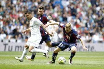 Keko se hace con el balón ante Casemiro.