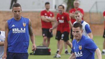 Rodrigo y Gameiro, en un entrenamiento del valencia.
