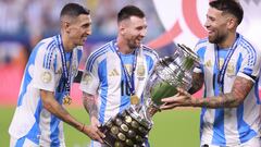 Ángel Di María, Leo Messi y Nicolás Otamendi, con el trofeo de la Copa América.