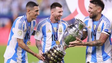 Ángel Di María, Leo Messi y Nicolás Otamendi, con el trofeo de la Copa América.