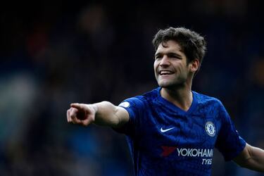 Miembro de una ilustre saga de futbolistas (su abuelo Marcos Alonso, Marquitos, fue defensa del Madrid y su padre Marcos Alonso fue jugador del Atlético de Madrid y Barcelona, entre otros), Marcos Alonso actúa en el carril zurdo del conjunto de Tuchel. Criado en 'La Fábrica', sólo jugó un encuentro con la primera plantilla madridista: fue en Santander, tierra natal de su abuelo y de su padre, en 2010. Fue Manuel Pellegrini quien le hizo debutar. Llegó al Chelsea en 2016 tras haber pasado por el Bolton y el Sunderland ingleses y la Fiorentina italiana. Con los 'Blues' suma 201 encuentros.