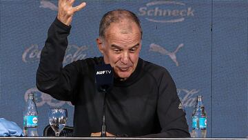 El nuevo entrenador de la selección uruguaya, Marcelo Bielsa, habla durante su presentación oficial hoy en el Estadio Centenario en Montevideo (Uruguay).