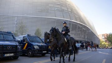 Seguridad policial antes del partido de ida de cuartos de final entre Real Madrid y Manchester City.