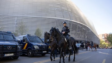Seguridad policial antes del partido de ida de cuartos de final entre Real Madrid y Manchester City.