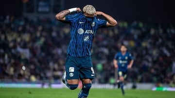 Roger Martínez celebra se gol ante Santos Laguna.