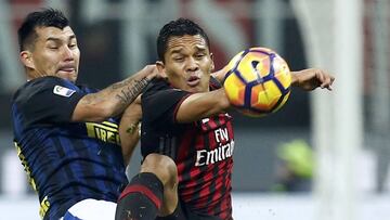 Football Soccer - AC Milan v Inter Milan - Italian Serie A - San Siro stadium, Milan, Italy - 20/11/16 - AC Milan&#039;s Carlos Bacca in action with Inter Milan&#039;s Gary Medel.   REUTERS/Alessandro Garofalo