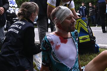 Las ca¨ªdas han sido protagonistas de la primera etapa del Tour de Francia 2021, una de ellas por culpa de una pancarta de una espectadora. El corredor de Jumbo-Visma, Tony Martin, choc¨® con una espectadora que sosten¨ªa un cartel, lo que provoc¨® que numerosos corredores se fueran al suelo.