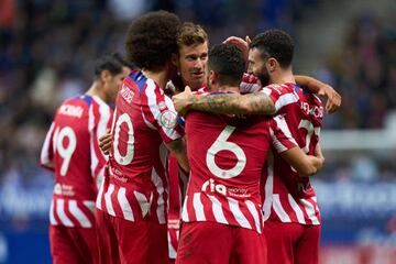 Marcos Llorente celebrando con sus compañeros después de marcar el primer gol para el Atlético de Madrid.
