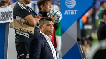 El entrenador Marco Ruiz de Tigres UANL es visto hoy en la zona de bancas previo al partido contra el FC Juárez.