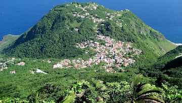 La isla desconocida y considerada ‘la reina intacta del Caribe’: solo 2.000 residentes en 4 aldeas