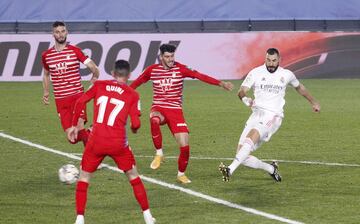 ??SENTENCIA BENZEMA!! ?Recibi¨® un buen bal¨®n de Isco al espacio, encar¨® hacia el ¨¢rea y dispar¨® desde la frontal para batir a Rui Silva!