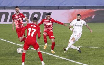 ¡¡SENTENCIA BENZEMA!! ¡Recibió un buen balón de Isco al espacio, encaró hacia el área y disparó desde la frontal para batir a Rui Silva!