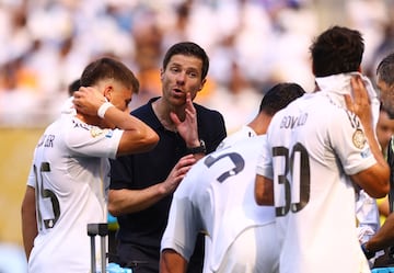 Alonso, activo durante los 90 minutos, mostró cercanía con sus jugadores.