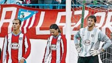 <b>DESASTRE DEFENSIVO. </b>La zaga del Atlético (en la foto salen los cuatro defensas más Maniche y Leo Franco) hizo aguas ayer ante el Villarreal. Fue un desastre total.