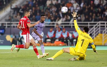 El jugador brasileño aprovechó un mal despeje de la defensa rival y encaró a portería definiendo con una eficaz vaselina.